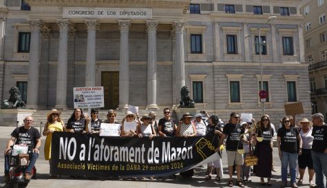 Representantes de asociaciones de víctimas de la dana durante la concentración celebrada este martes frente al Congreso de los Diputados. / EFE-Javier Lizón Representantes de asociaciones de víctimas de la dana durante la concentración celebrada este martes frente al Congreso de los Diputados. / EFE-Javier Lizón