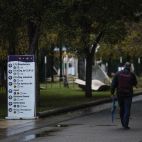 Una persona camina por el campus de la UPV.