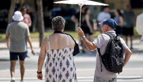 Varias personas se protegen del sol en la Comunitat Valenciana.