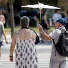 Varias personas se protegen del sol en la Comunitat Valenciana.