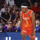 El alero estadounidense del Valencia Basket Kameron Taylor celebra una canasta durante el cuarto partido de la final de la Liga Endesa disputado entre Barcelona y Valencia Basket, este miércoles en el Palau Blaugrana.