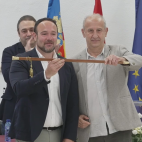 Jesús Borràs recibe la vara de mando como nuevo alcalde de Manises tras la renuncia de Javier Mansilla, en cumplimiento del acuerdo de gobierno suscrito al inicio de la legislatura.