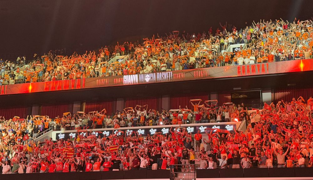 La afición taronja, que llenó el primer anillo y parte del tercero del Roig Arena, vive con euforia la victoria del equipo ante el Barça. / Roig Arena