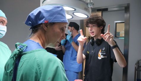 El director Pablo Pagán durante el rodaje de "Estertor" en el Hospital Vithas Valencia Turia. / EPDA