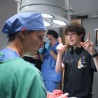 El director Pablo Pagán durante el rodaje de "Estertor" en el Hospital Vithas Valencia Turia. / EPDA