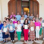 Los alumnos de la UNED Senior de Nules, con sus diplomas tras la clausura del curso 20252026. / EPDA