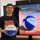 El concejal de Comercio, Carlos Andrés Martínez, presenta la campaña de balones de playa para el comercio local de Benicàssim. / EPDA