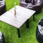 Terraza exterior con tarima composite sintética, uno de los materiales de mayor durabilidad y menor mantenimiento para espacios al aire libre.
