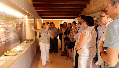 La arquitecta responsable del proyecto, Pepa Balaguer, explica las actuaciones en para recuperar el Fortín del Grau Vell de Sagunt.