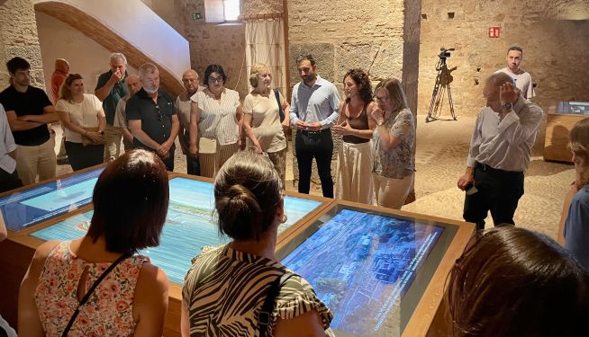 Parte del público asistente a la apertura del Fortín del Grau Vell en Sagunt.