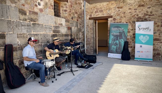 Músicos en la apertura del espacio tras su recuperación.