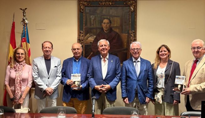 Representantes de la RACV y de la Sección de Cronistas Oficiales del Reino de Valencia durante el acto de incorporación de nuevos agregados colaboradores.