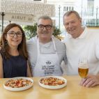 Anabel Navas, Luis Lázaro y Christian Jardel con el salpicón valenciano de gambas, pulpo y clóchinas.