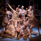 Escena Erasmus UV llega a Náquera con ‘Conquestes’, una reflexión teatral sobre la memoria y las conquistas.