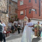 Varias personas durante el montaje de la exposición itinerante Miradas Rurales, del GAL Palancia Mijares. / EPDA