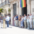 Acto de lectura del manifiesto por el Día del Orgullo LGTBI, celebrado hoy en la Plaza Mayor de Nules. / EPDA