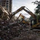 Equipos de rescate trabajan en un edifico afectado por un terremoto en Caracas. / EFE-Boris Vergara