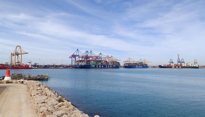 Clochinera frente a grandes barcos.