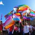 Deportistas de los Gay Games alzan banderas relacionadas con el colectivo LGTBIAQ+.