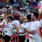 Asistentes a la ceremonia de inauguración de los Gay Games XII este sábado, en Valencia. / EFE-Ana Escobar