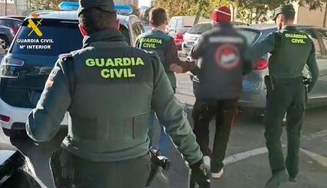 Agentes de la Guardia Civil detienen en Alicante a un ciberpederasta que engañó a más de 20 víctimas durante una década. / EFE-Guardia Civil