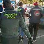 Agentes de la Guardia Civil detienen en Alicante a un ciberpederasta que engañó a más de 20 víctimas durante una década. / EFE-Guardia Civil