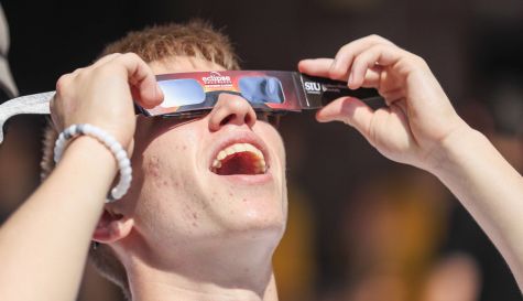 Un joven se coloca unas gafas de sol para disfrutar del eclipse de sol total en 2017 en Carbondale, Illinois. / EFE-Tannen Maury-Archivo
