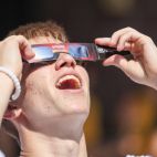 Un joven se coloca unas gafas de sol para disfrutar del eclipse de sol total en 2017 en Carbondale, Illinois. / EFE-Tannen Maury-Archivo
