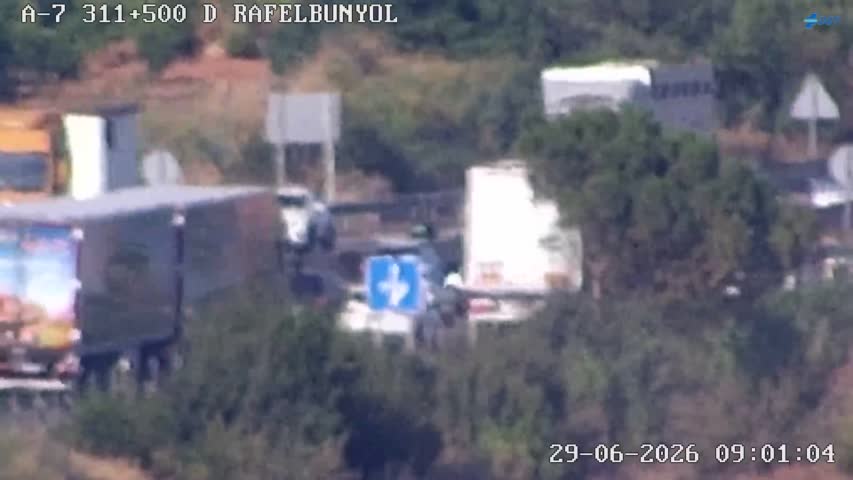 Retenciones en la A-7 a la altura de Rafelbunyol tras un alcance que ha obligado a cortar el carril izquierdo en sentido Alicante.