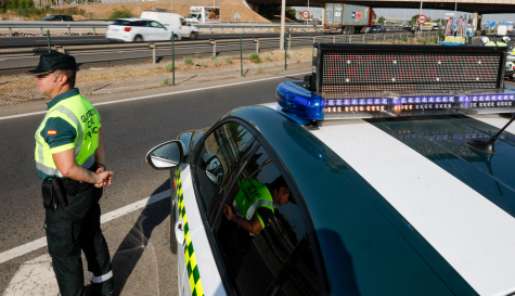 Un agente de la Guardia Civil en un control de tráfico. / EFE / Kai Försterling