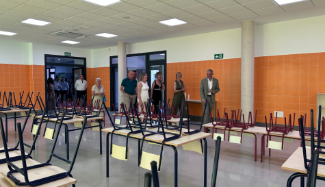 Vecinos del municipio durante la visita a las nuevas instalaciones del CEIP San Miguel Arcángel. / EPDA