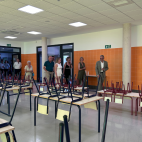 Vecinos del municipio durante la visita a las nuevas instalaciones del CEIP San Miguel Arcángel. / EPDA