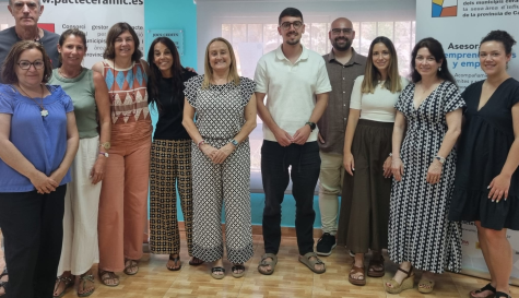 Foto de grupo de los asistentes a la visita institucional a las instalaciones del Pacte dels Municipis Ceràmics. / EPDA