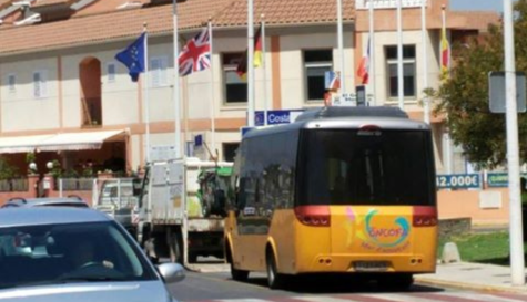 Autobús de la línea gratuita, que conecta la estación de tren con el casco urbano y las playas del municipio.