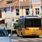 Autobús de la línea gratuita, que conecta la estación de tren con el casco urbano y las playas del municipio.