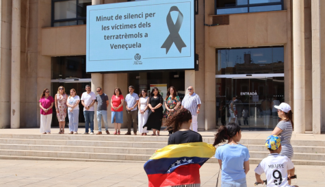 La corporación municipal de Vila real, durante el minuto de silencio. / EPDA
