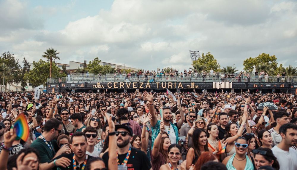 Parte de los 46.000 asistentes que disfrutaron del festival BIGSOUND en el recinto del Ágora de Parc Central, en Torrent. / EPDA