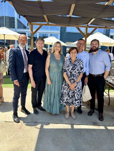 La presidenta de Escuelas Católicas de la Comunitat Valenciana, Vicenta Rodríguez, y la consellera de Educación, Mª Carmen Ortí, junto a otros representantes del sector educativo concertado durante la Asamblea Anual de ESCACV celebrada en Valencia. / EPDA