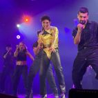 Lenny Jay, acompañado por su cuerpo de baile, recrea sobre el escenario algunos de los movimientos más emblemáticos de Michael Jackson durante el espectáculo 'This is Michael' en la sala Auditorio del Roig Arena.