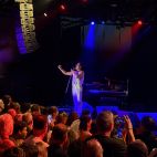 El vocalista de "God Save The Queen" conecta con un público entregado durante un concierto que revivió la magia de Queen.