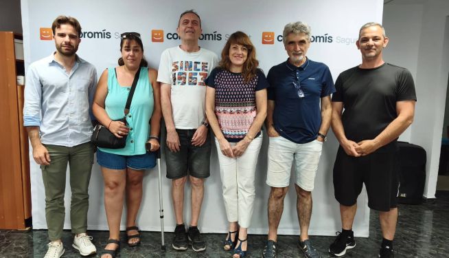Membres de Compromís amb treballadors del SRU de Sagunt.