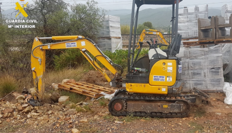 Imagen de la excavadora robada. / EFE/Guardia Civil
