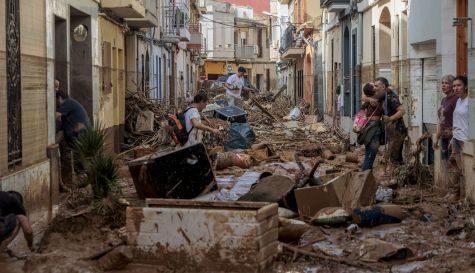 Imagen de archivo de vecinos intentando atravesar una calle en Paiporta cubierta de barro y enseres dos días después de la dana. / EFE-Biel Aliño-Archivo