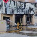 Bomberos de la Diputación de Alicante en los trabajos de extinción del fuego en la nave industrial de Aspe.