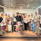 Pere Valenciano posa junto a los asistentes a la presentación de 15 años de El Periódico de Aquí celebrada en la FNAC San Agustín de Valencia.