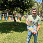 El concejal de Cultura, Vicente Blay Casino, con el cartel del ciclo Cinema d'Estiu.