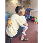 Una sesión musical con 'Músicos por la Salud' en la ludoteca de la planta de Pediatría del Hospital de Manises. / Conselleria de Sanidad