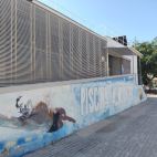 Fachada de la piscina municipal de Almudafer, en Sagunto, uno de los centros afectados por el conflicto laboral. / EPDA