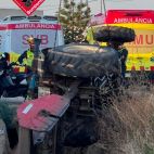 Los bomberos liberaron al conductor tras el vuelco del tractor en una acequia. Los bomberos liberaron al conductor tras el vuelco del tractor en una acequia.