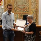 El alcalde de Requena, Mario Sánchez, entrega la placa conmemorativa a Mercedes Cuartero, hermana de Félix Cuartero, durante el homenaje celebrado en el Salón de Plenos del Ayuntamiento. El alcalde de Requena, Mario Sánchez, entrega la placa conmemorativa a Mercedes Cuartero, hermana de Félix Cuartero, durante el homenaje celebrado en el Salón de Plenos del Ayuntamiento.